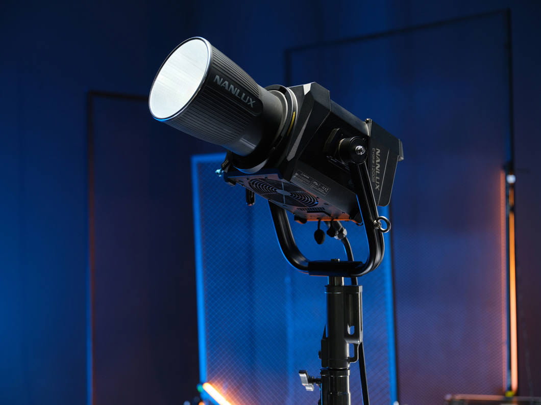 Eksponat optyczny z soczewkami i światłem